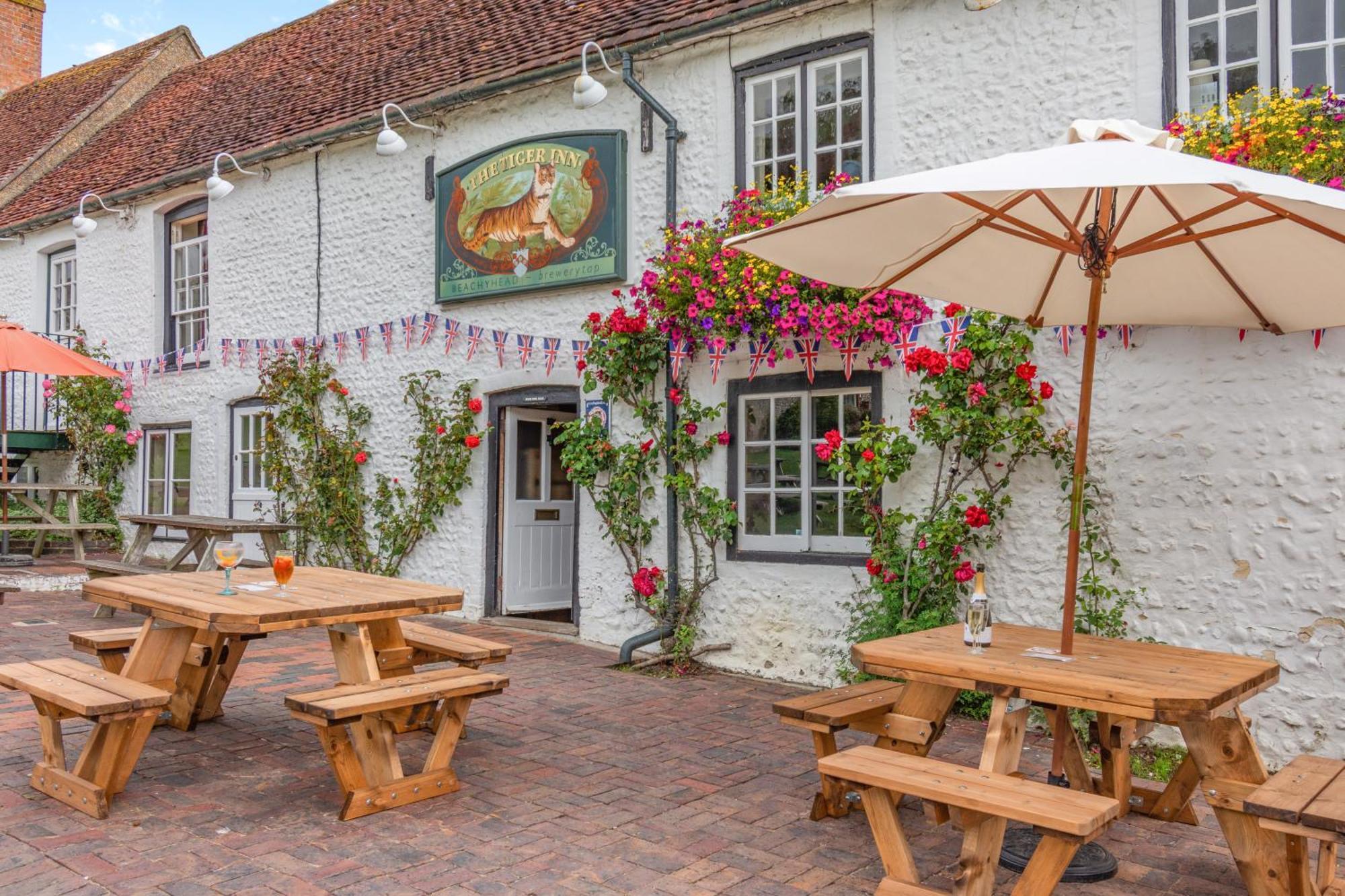 Tiger Inn - Elizabeth Eastdean Dış mekan fotoğraf