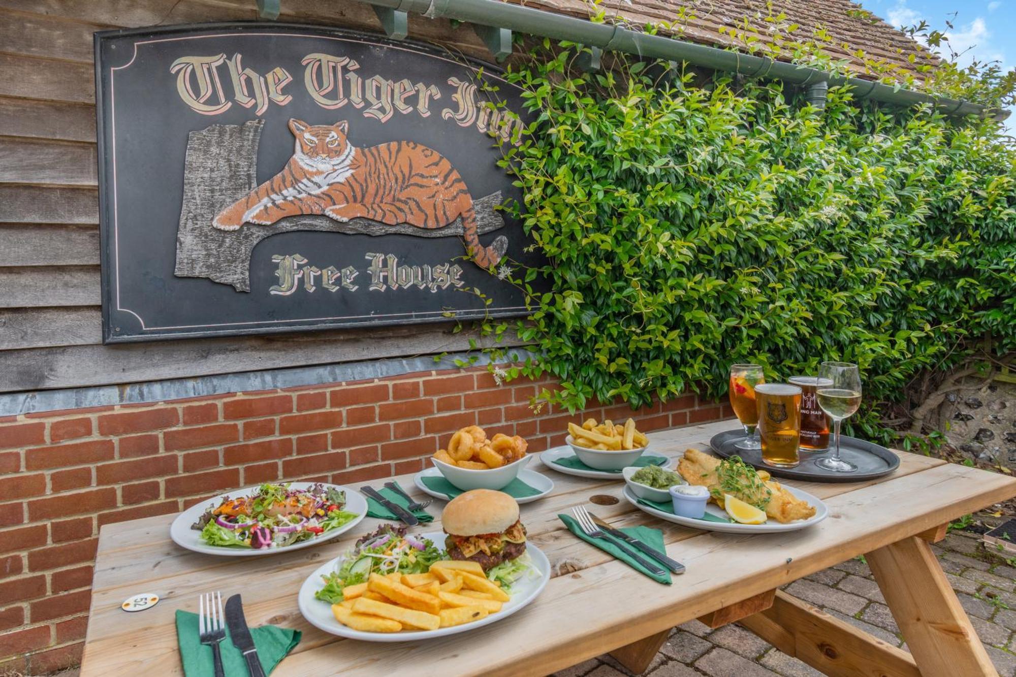 Tiger Inn - Elizabeth Eastdean Dış mekan fotoğraf