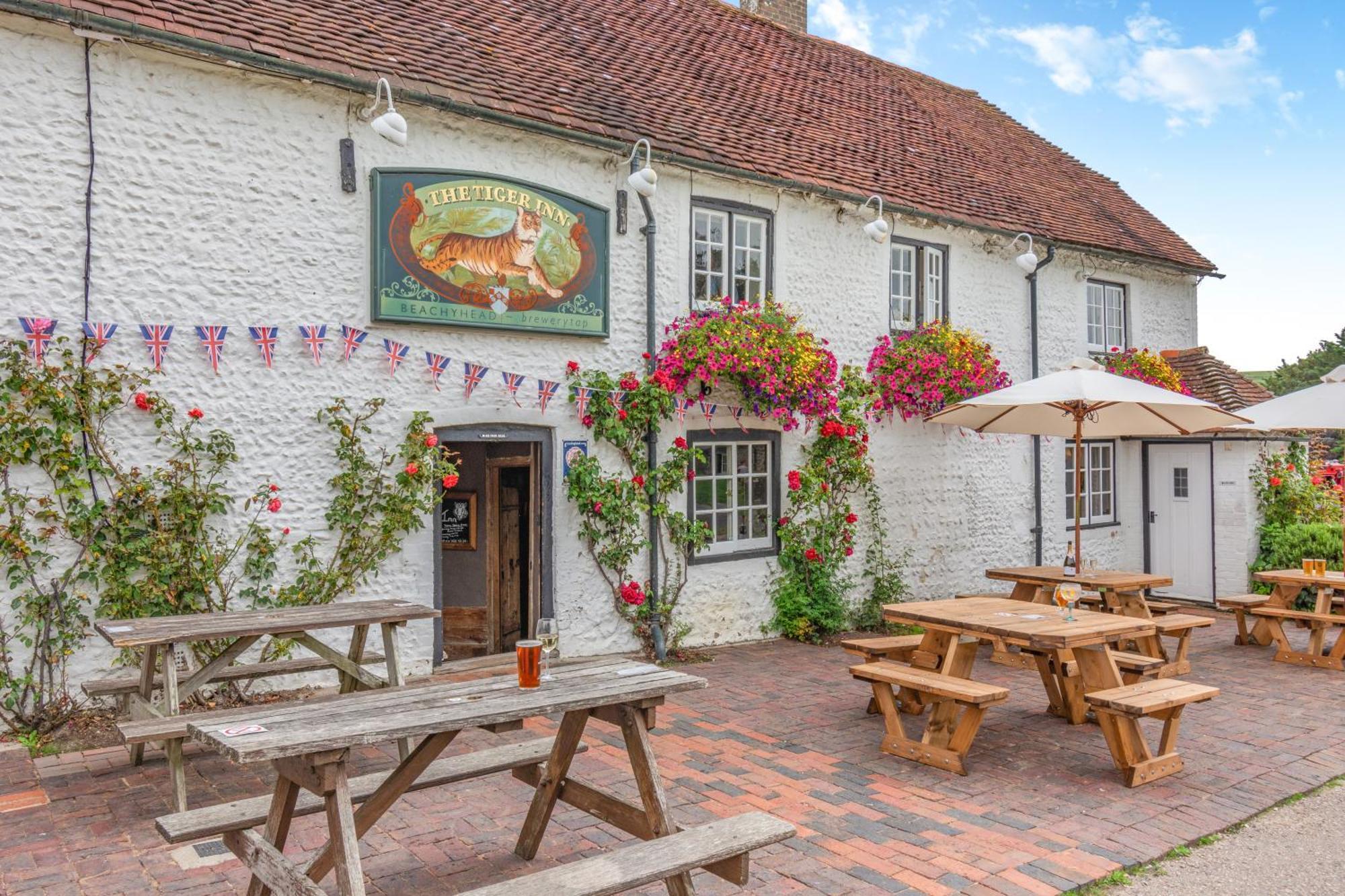 Tiger Inn - Elizabeth Eastdean Dış mekan fotoğraf