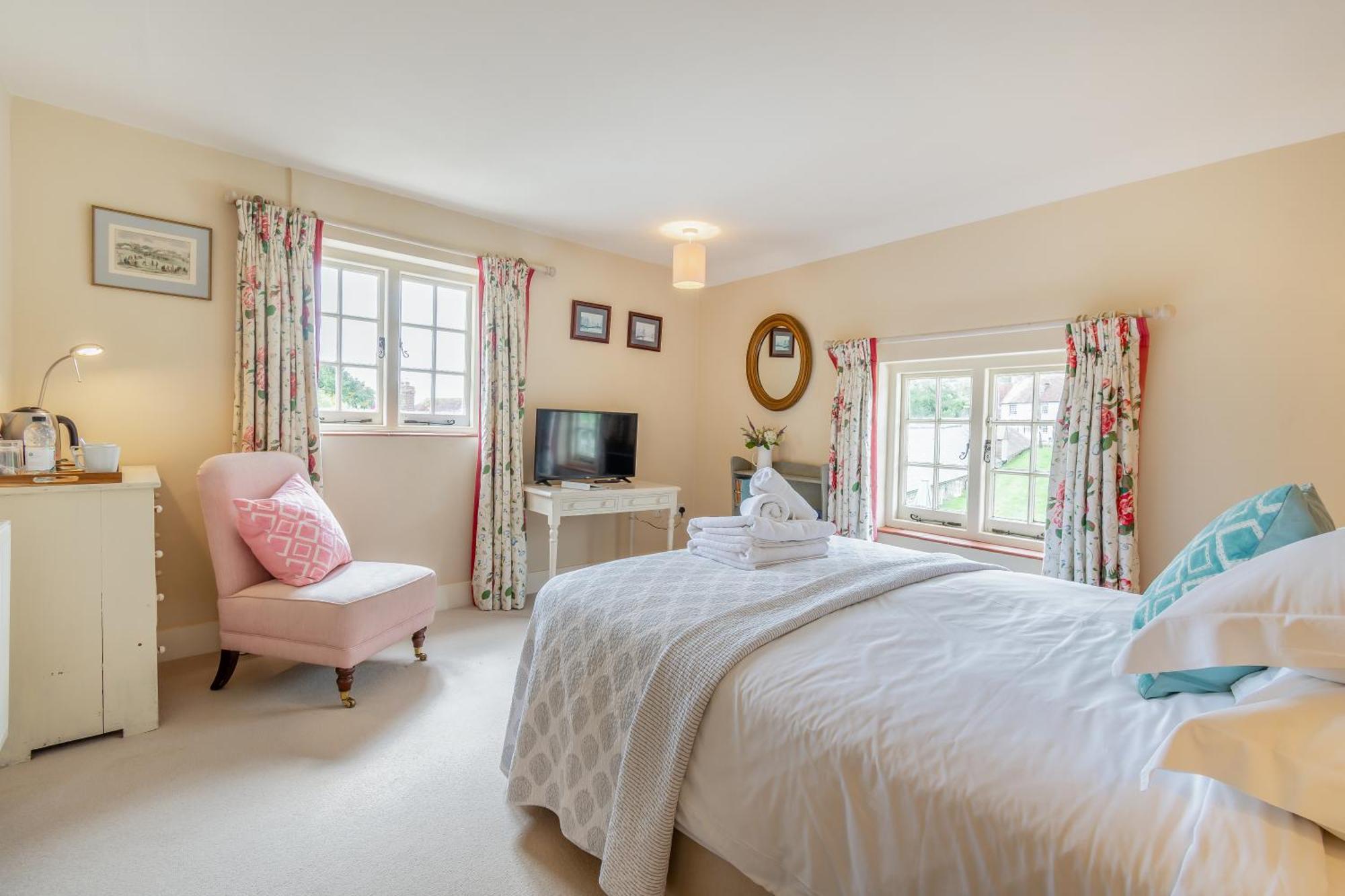 Tiger Inn - Elizabeth Eastdean Oda fotoğraf